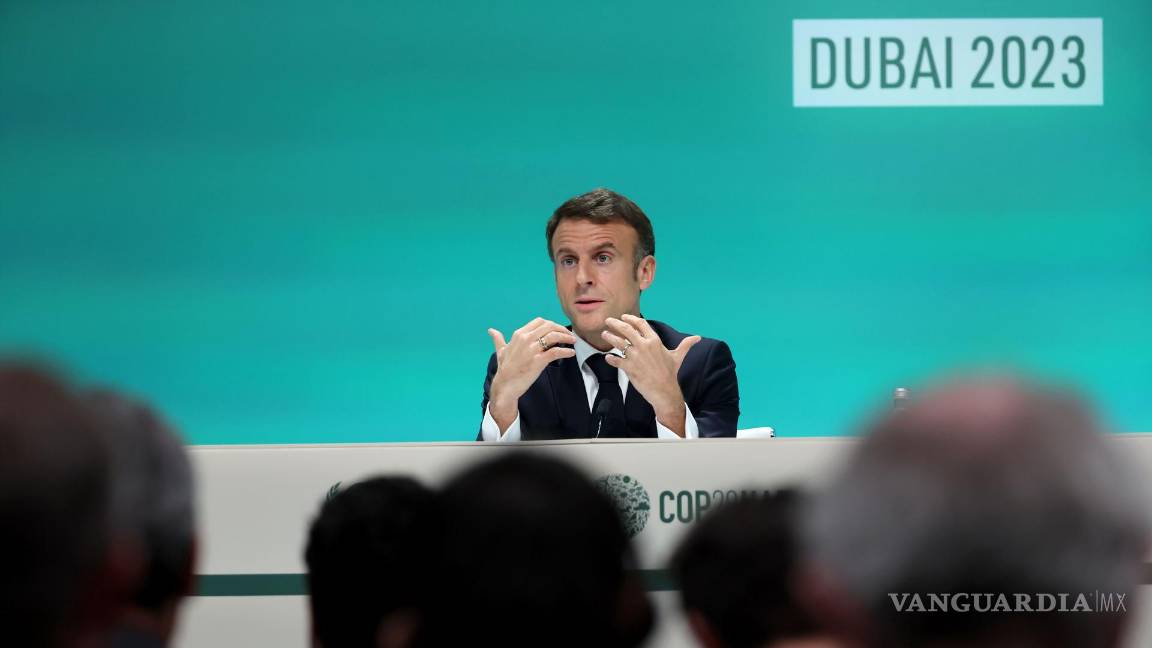 $!El presidente francés, Emmanuel Macron, habla durante una conferencia de prensa en la COP28 en la Expo City Dubai en Dubai.