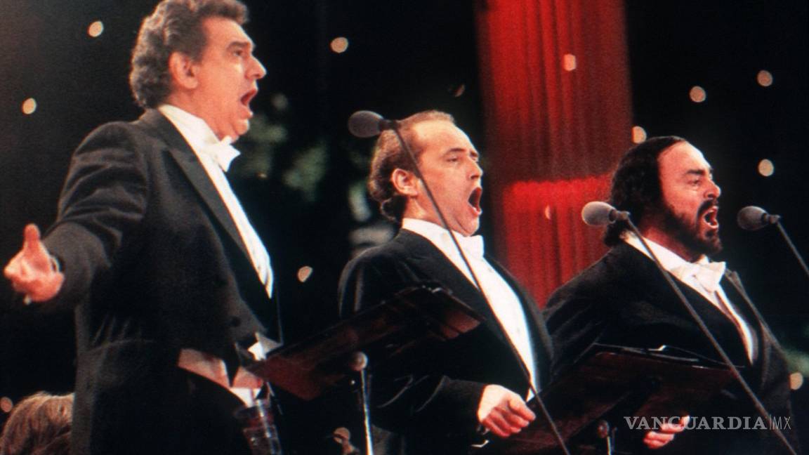 $!Los tenores Plácido Domingo, José Carreras y Luciano Pavarotti (de izda. a dcha.) en el estadio londinense de Wembley en el año 1996.