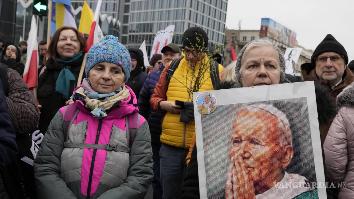 Marchan en defensa de Juan Pablo II ante acusaciones de encubrir abusos