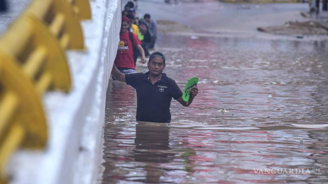 ‘John’ deja en Acapulco a 5 personas atrapadas; lluvias superan a las de ‘Otis’