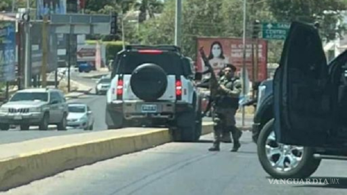 Culiacán vive pánico, convoy de sicarios desata balacera frente a plaza comercial en zona escolar