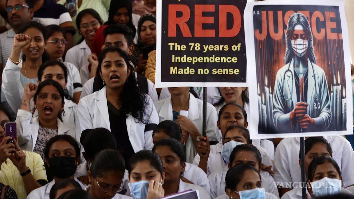 $!Médicos y profesionales médicos protestan en la facultad de medicina RG Kar en Calcuta, celebrada en el hospital Victoria en Bangalore, India.