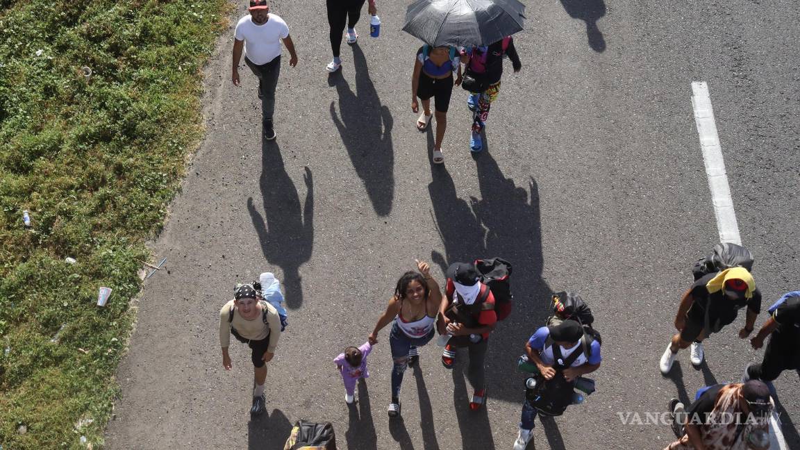 $!Migrantes caminan en caravana rumbo a Estados Unidos en Tapachula, Chiapas.