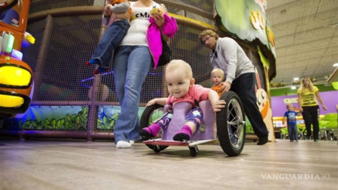 La conmovedora historia de Evelyn; la bebé en silla de ruedas