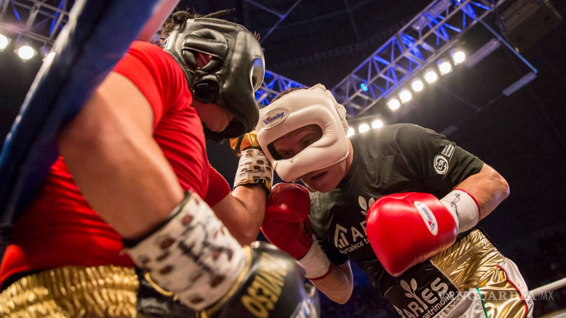 $!¡Viejos los cerros! Julio César Chávez le da lección de boxeo al 'Travieso' Arce