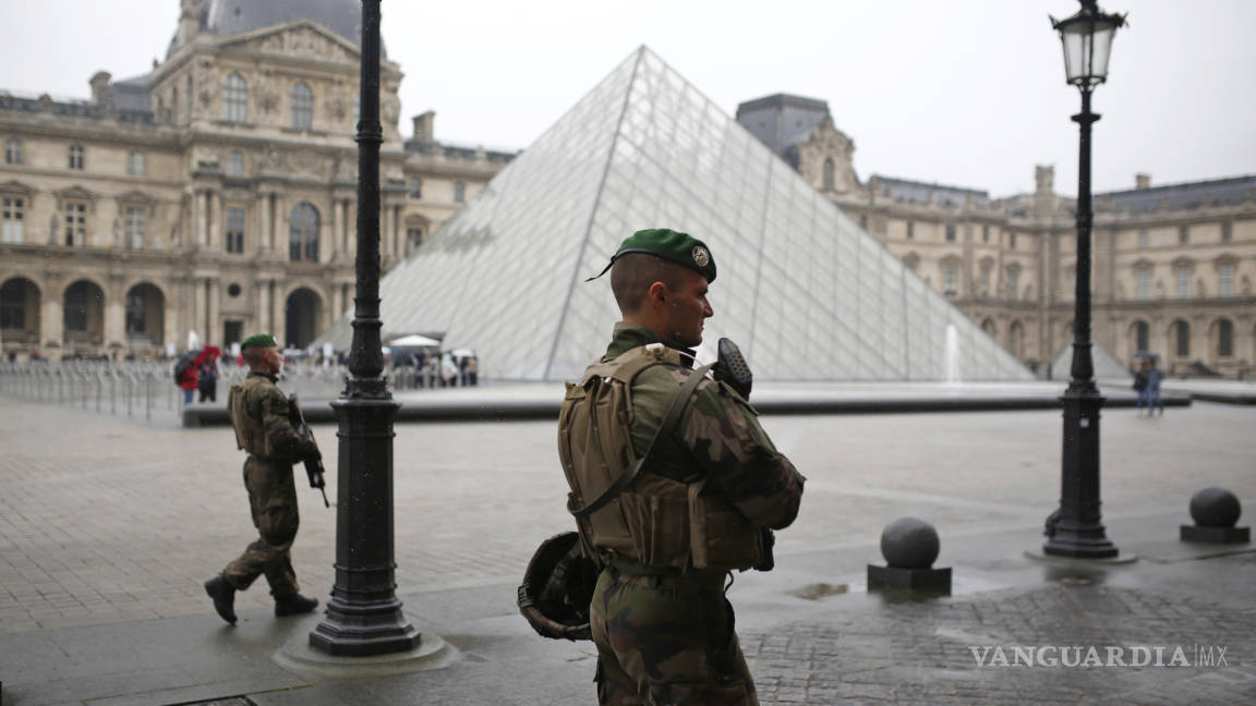 Policía evacúa explanada del Louvre previo a elecciones en Francia