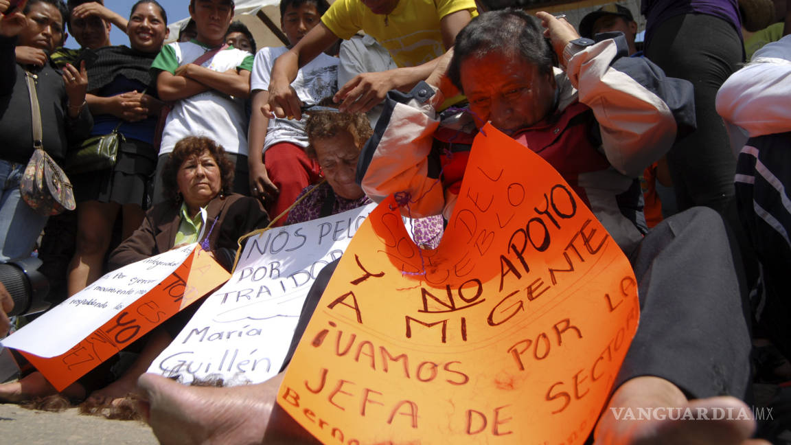 Obligan maestros de la CNTE a funcionarios a caminar descalzos en Chiapas