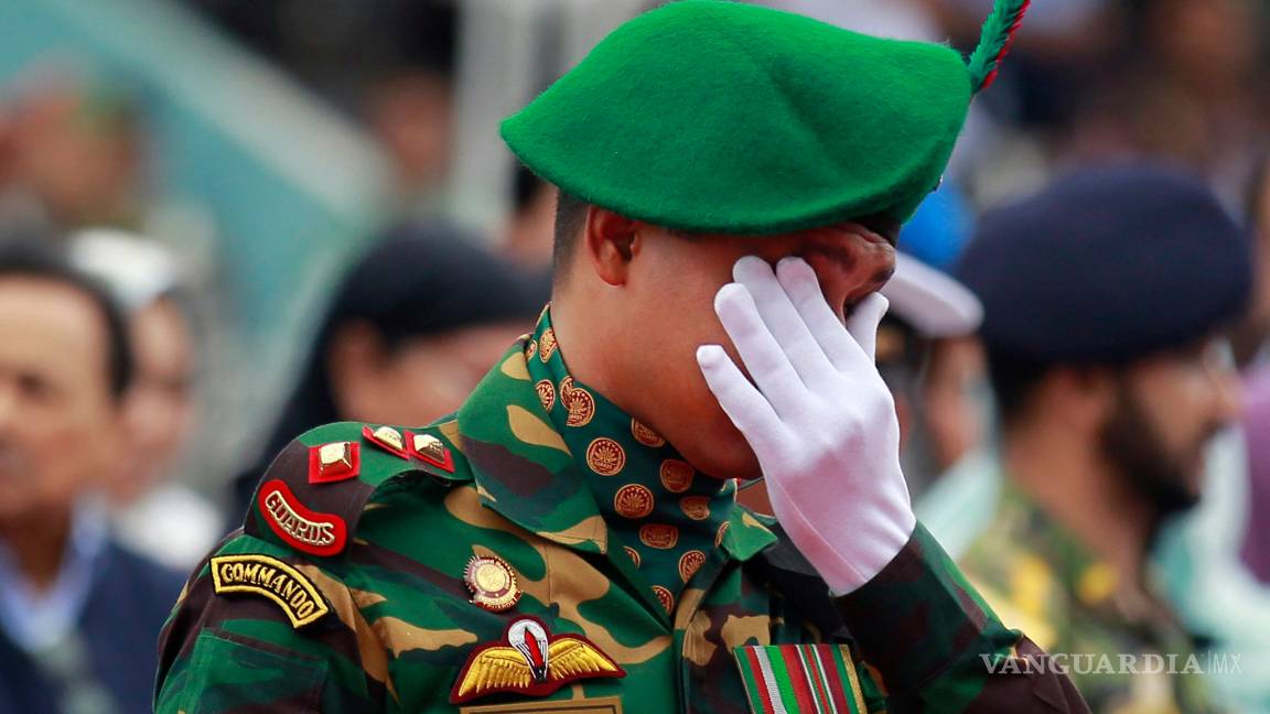 $!Bangladesh rinde tributo a rehenes asesinados; interroga a sobrevivientes