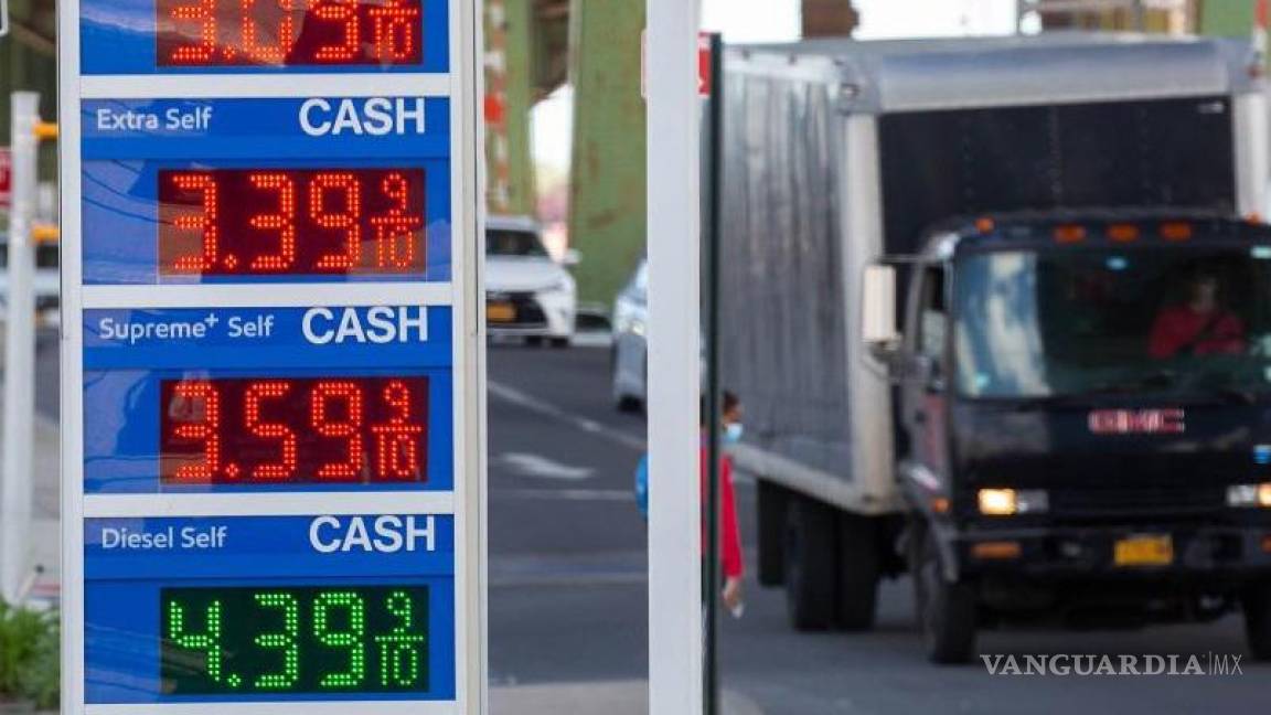 Precio del galón de gasolina en EU baja a 4 dólares por primera vez en cinco meses