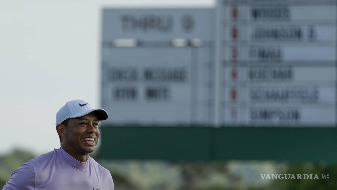 Tiger Woods cierra una tercera ronda del Masters de Augusta como un grande y va por su quinto chaleco verde