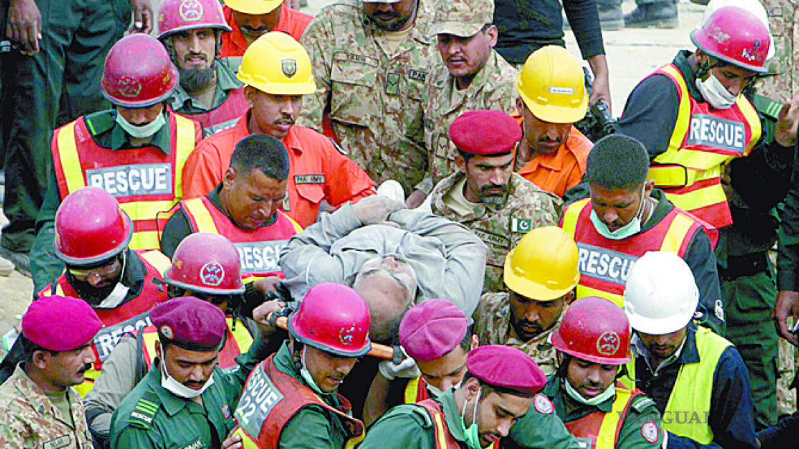 Suman 25 muertos por desplome de fábrica en Pakistán