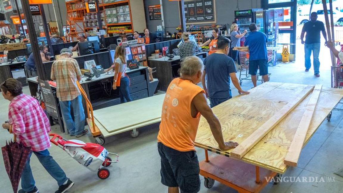 $!Florida espera con temor al "monstruo" Dorian que podría convertirse en huracán categoría 4 (fotogalería)