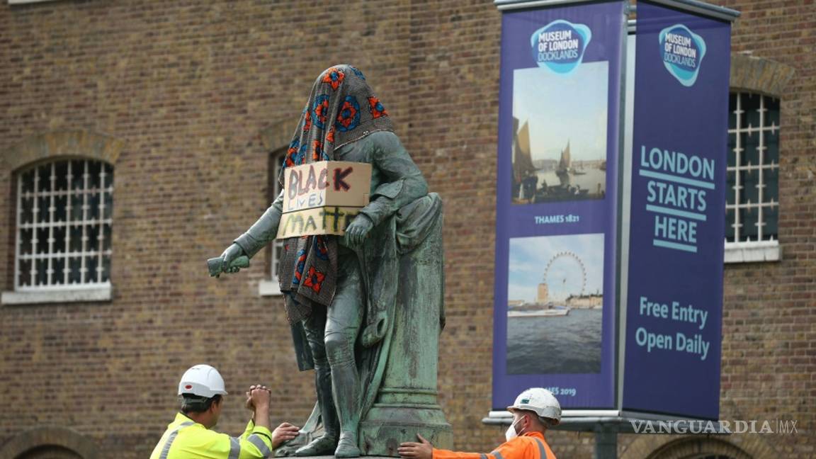 $!Monumentos y estatuas son víctimas de la ira y las protestas antirracistas en todo el mundo (fotos)