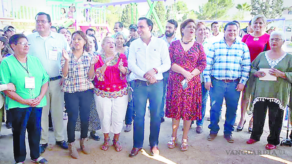 Manolo Jiménez entrega plazas mejoradas y compromete a vecinos de Saltillo