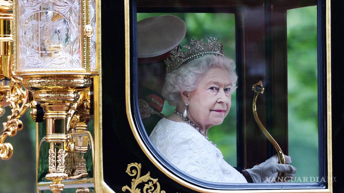 $!Imagen del 4 de junio de 2014. La reina Isabel II regresando al Palacio de Buckingham en un carruaje real en Londres, Gran Bretaña.