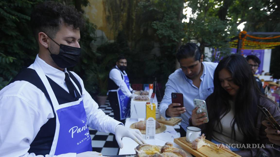 $!Reposteros y panaderos exhiben a comensales variedades de pan en la Paneada, en Guadalajara (México).