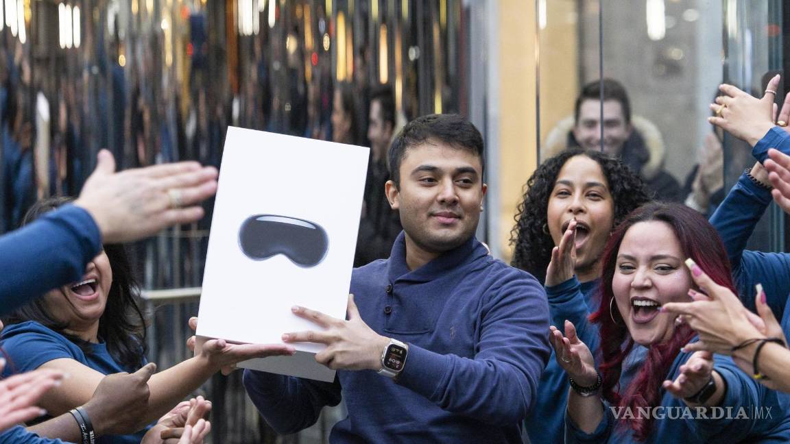 $!El cliente Aarish Syed (c), de Nueva Jersey, es aplaudido por los empleados de Apple con sus auriculares Apple Vision Pro recién adquiridos en Nueva York.