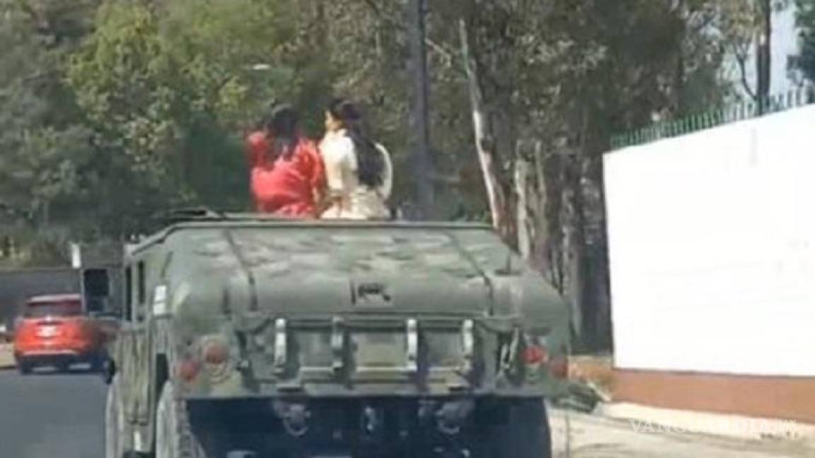 Pasean como ‘quinceañeras’ a mujeres en vehículo del Ejército, en Puebla