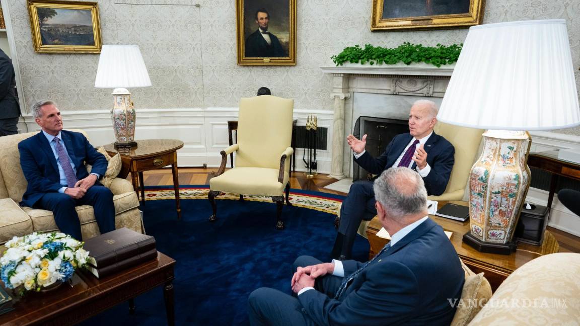 $!Reunión del presidente Joe Biden con el presidente de la Cámara Kevin McCarthy y el líder de la mayoría del Senado Chuck Schumer en la Oficina Oval.