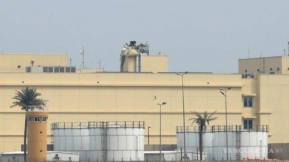 $!Un dron impactó este sábado contra la embajada estadounidense ubicada en el corazón de la fuertemente fortificada Zona Verde del centro de Bagdad, lo que provocó que saliera humo y llamas del edificio.