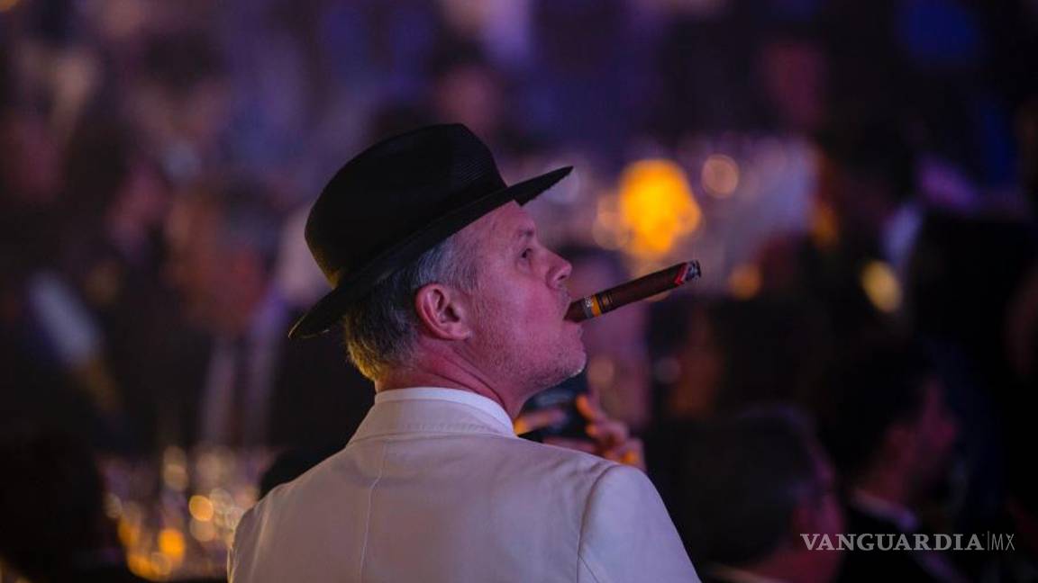 $!Un hombre fuma un puro durante la gala de clausura del Festival del Habano en La Habana, Cuba.