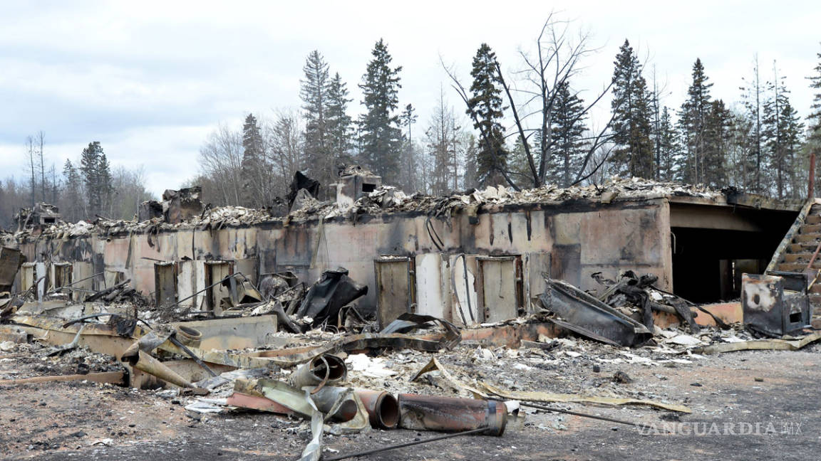 Mil 500 bomberos buscan controlar incendio en Canadá
