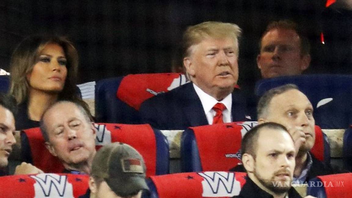 $!'Que lo arresten': Aficionados abuchean a Trump durante partido de béisbol en Washington