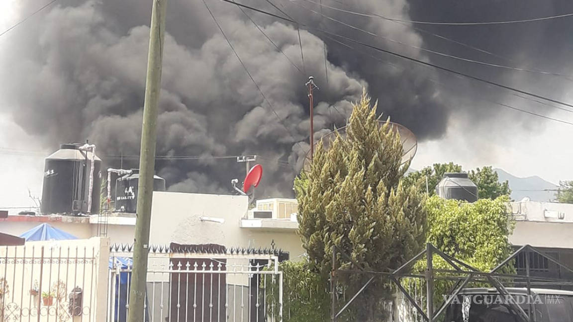 Bomberos atienden incendio de neumáticos en taller de Monclova