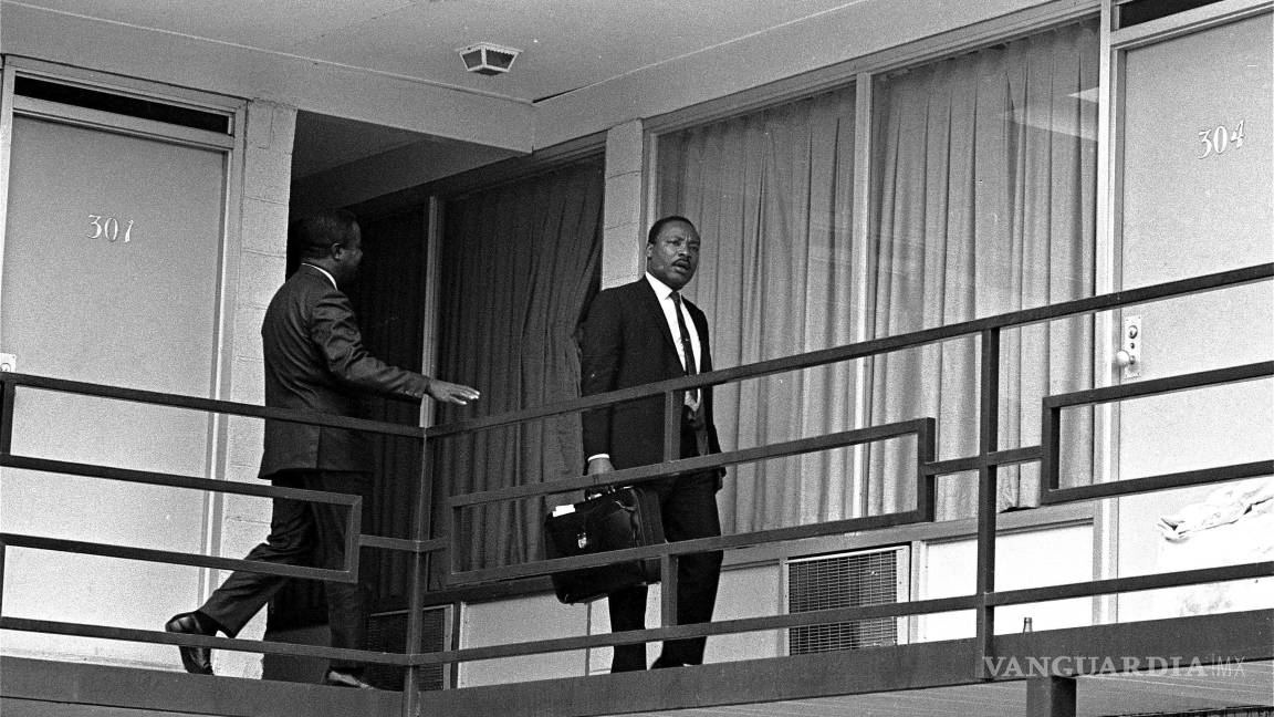 $!El reverendo Martin Luther King, Jr. camina por el balcón del Motel Lorraine en Memphis, el 3 de abril de 1968.