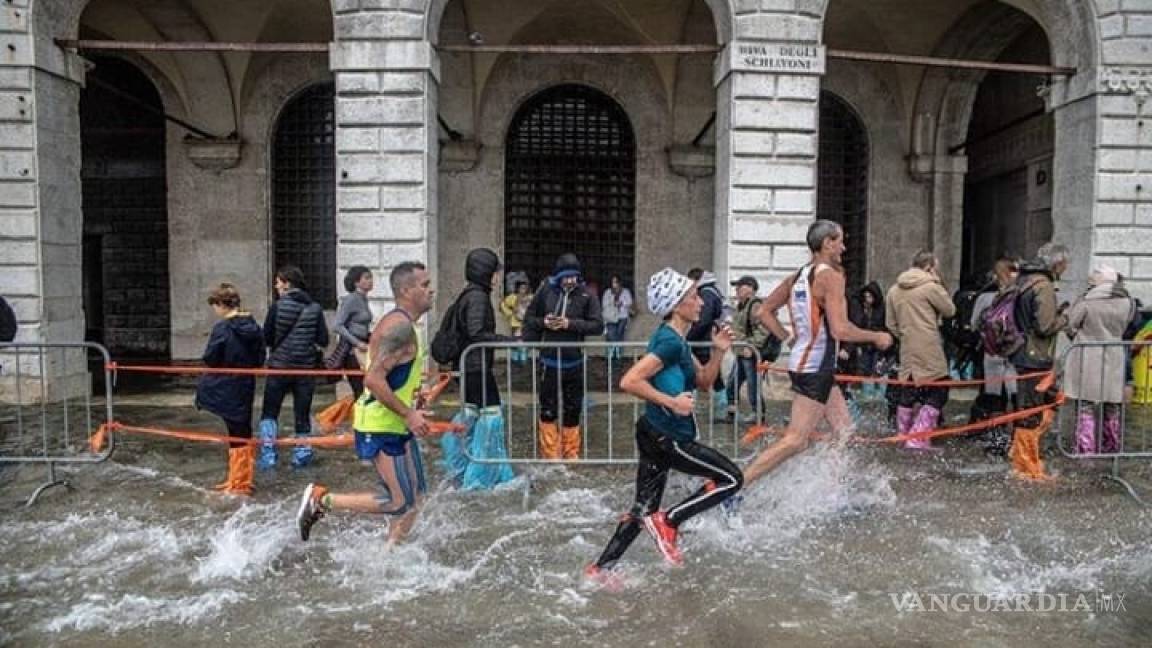 Los atletas que disputaron el Maratón de Venecia tuvieron que 'nadar' para llegar a la meta