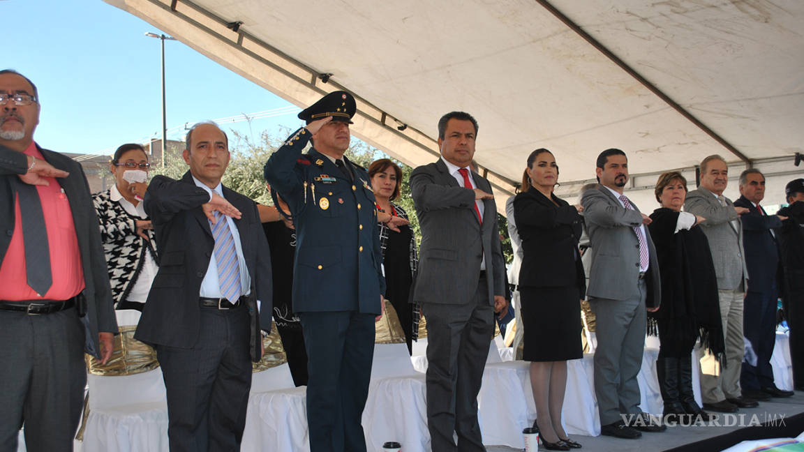 Desfilan en Torreón 90 contingentes por aniversario de la Revolución