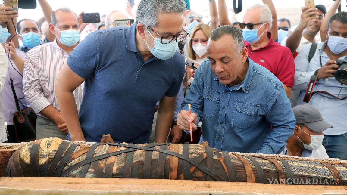 $!Especialistas examinan un sarcófago descubierto en la necrópolis de Saqqara, Giza, Egipto. EFE/EPA/Khaled Elfiqi