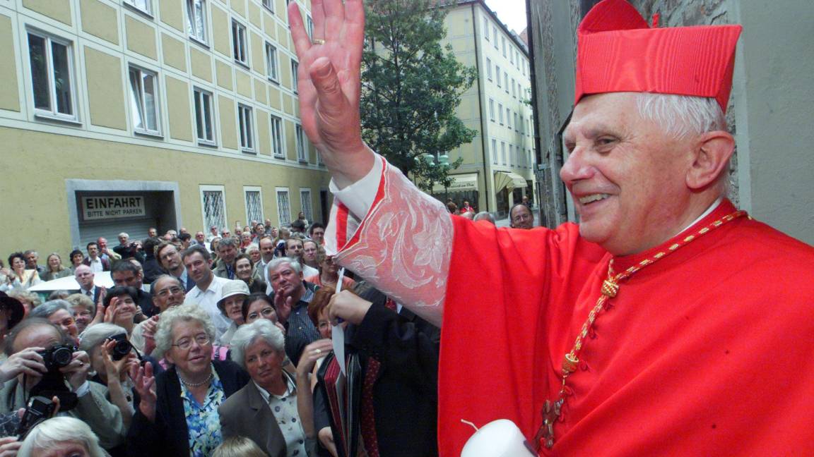 $!El Prefecto para la Doctrina de la Fe del Vaticano, el Cardenal Joseph Ratzinger, que más tarde se convertiría en el Papa Benedicto XVI. AP/Diether Endlicher