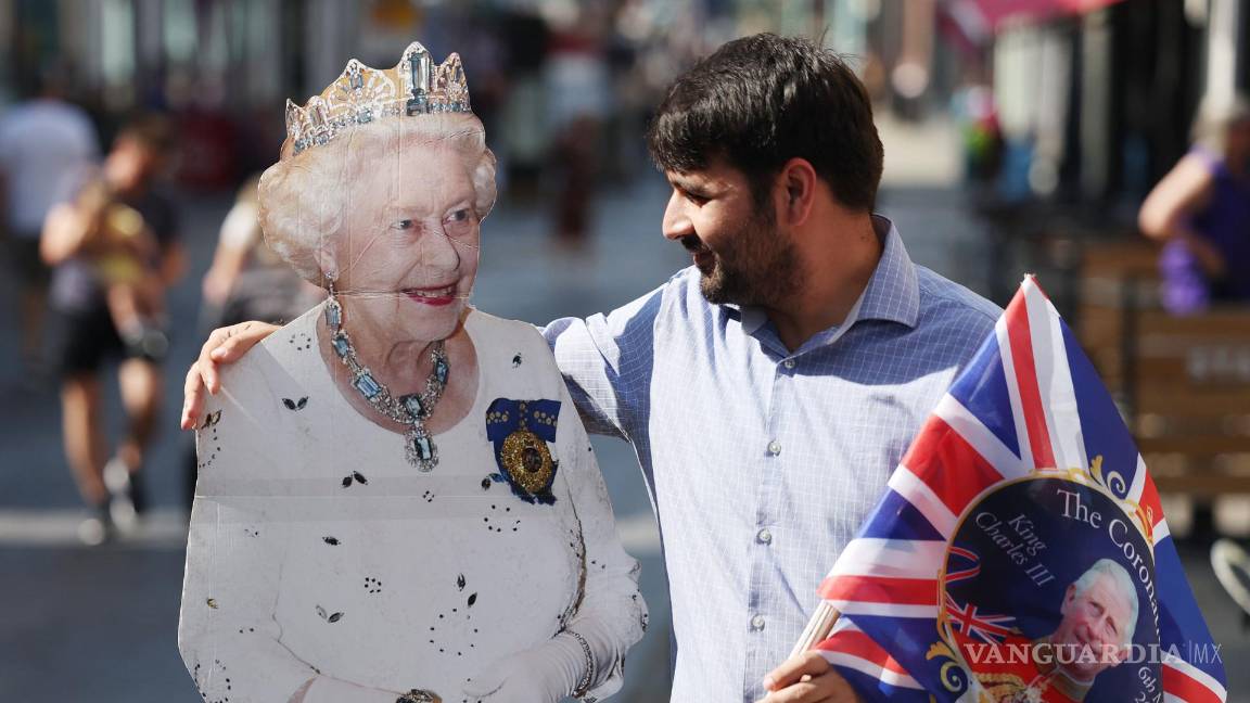 $!Un hombre posa con una figura de tamaño natural de la reina Isabel II en Windsor, Gran Bretaña.