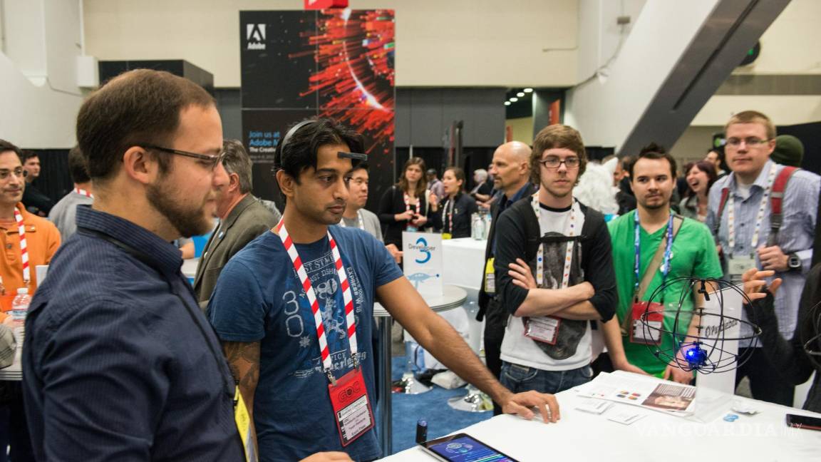 $!iddharth Hariharoan se centra en controlar un helicóptero de juguete con su mente a través de MindWaveMobile, un dispositivo de NeuroSky que lee ondas cerebrales.