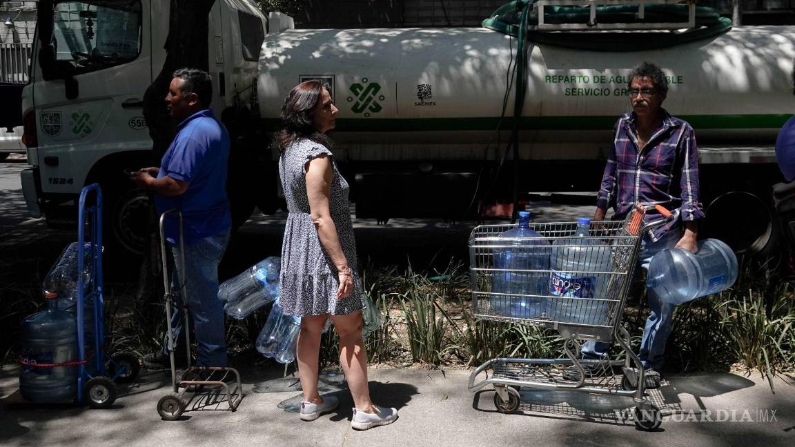 $!Habitantes de la colonia Nápoles y aledañas se abastecen de agua en garrafones ante los problemas de contaminación. | Foto: Cuartoscuro