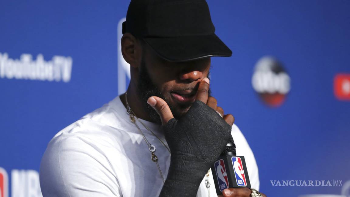 ¿Culpable o no? LeBron James se autolesionó y jugó tres partidos con la mano rota