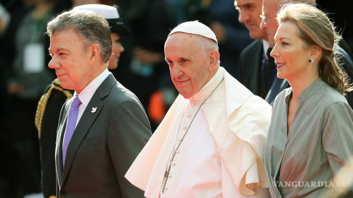 El papa Francisco llega a Colombia y multitudes lo reciben