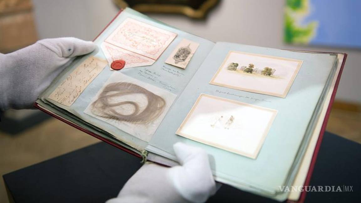 $!Subastan álbum con recuerdos de reina Victoria en Alemania