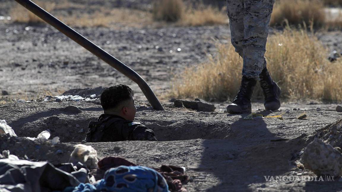 $!Integrantes de la GN que participan en el operativo ‘Operación Frontera Norte’ en las inmediaciones del Río Bravo, en Ciudad Juárez., revisan un túnele fronterizo.