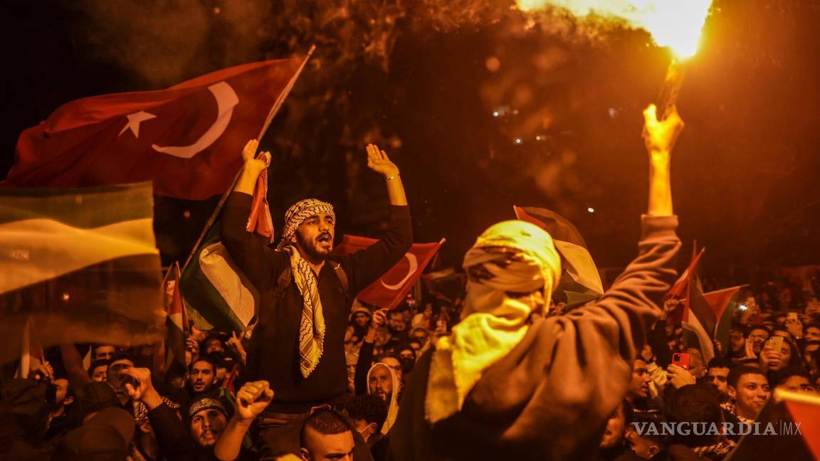 $!Manifestantes gritan consignas en una protesta en solidaridad con el pueblo palestino frente al Consulado General de Estados Unidos en Estambul, Turquía.