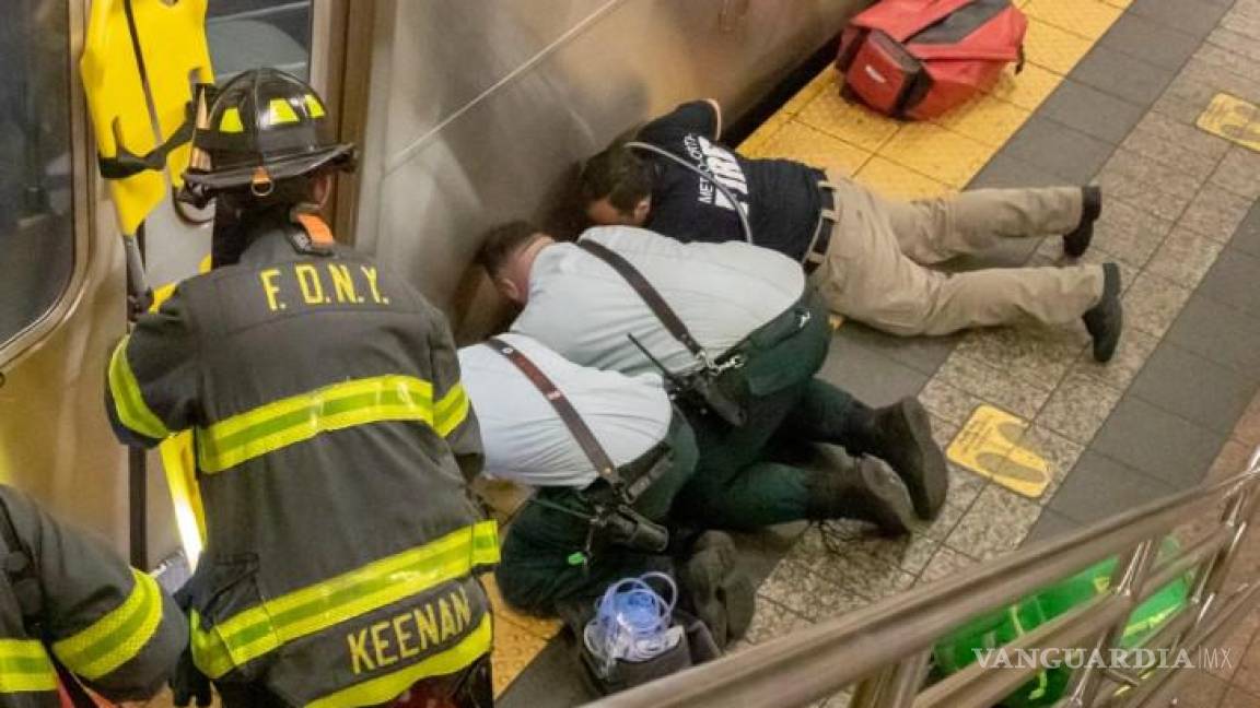 Mujer es atropellada fatalmente por tren, tras caer en las vías del metro de NY