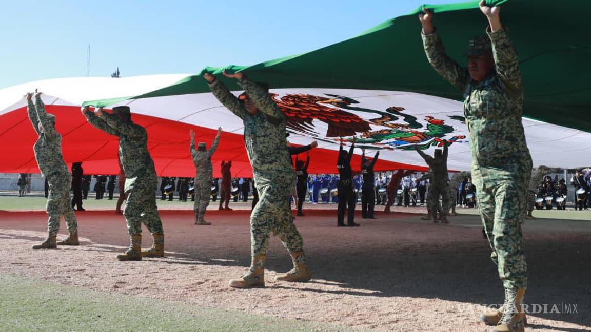 $!Elementos del Ejército Mexicano y autoridades municipales encabezaron el despliegue de la Bandera Monumental en el Biblioparque Norte, como parte de la conmemoración del Día de la Bandera en Saltillo.