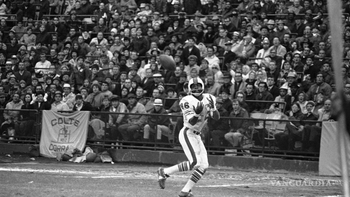 $!El receptor abierto de los Buffalo Bills, Marlin Briscoe, recibe un pase adelantado del mariscal de campo Dennis Shaw en Baltimore, el 15 de noviembre de 1970.
