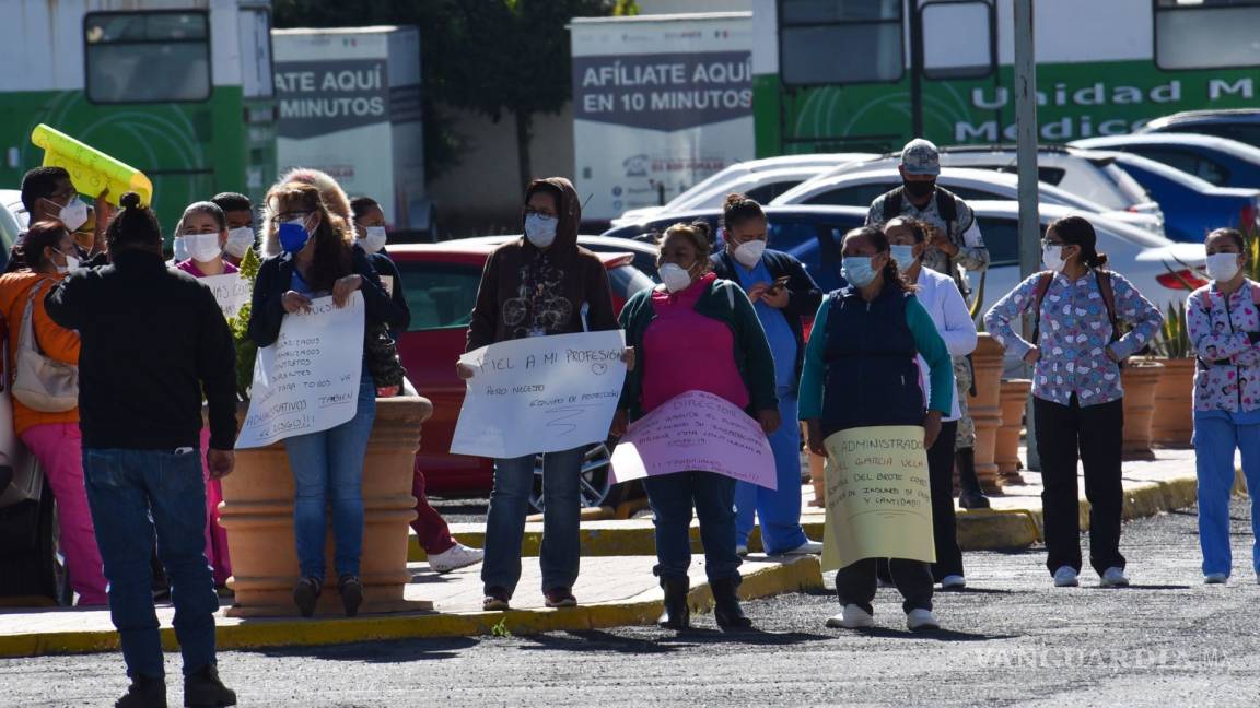 Médicos del IMSS inician el 2021 protestando por las vacunas COVID