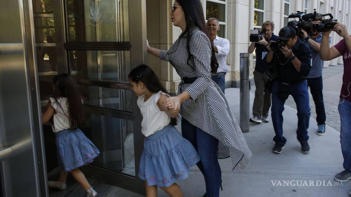 Emma Coronel, esposa de 'El Chapo' Guzmán, se presenta en público con sus hijas