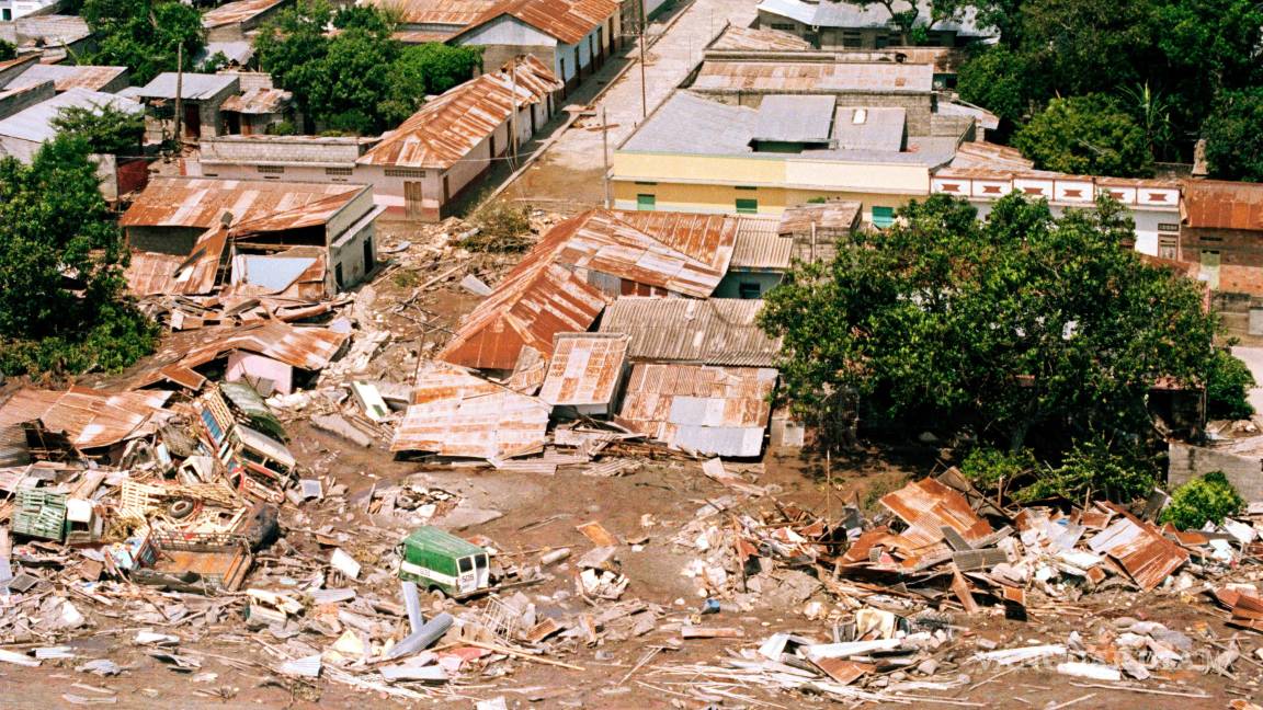 $!Vista aérea que muestra la destrucción causada por un flujo de lodo en Armero, Colombia, tras la erupción del volcán Nevado del Ruiz, el 18 de noviembre de 1985.