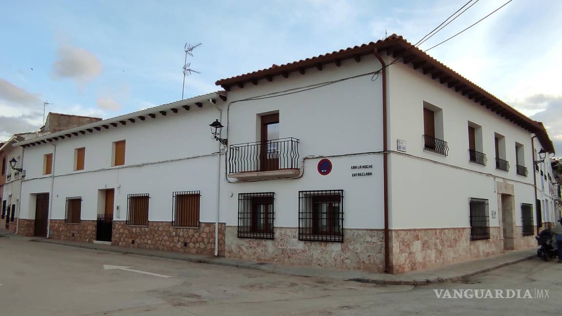 $!Una de las calles de El Toboso en la que aparece la leyenda: Era la noche entreclara, perteneciente a El Quijote. EFE/Amalia González Manjavacas