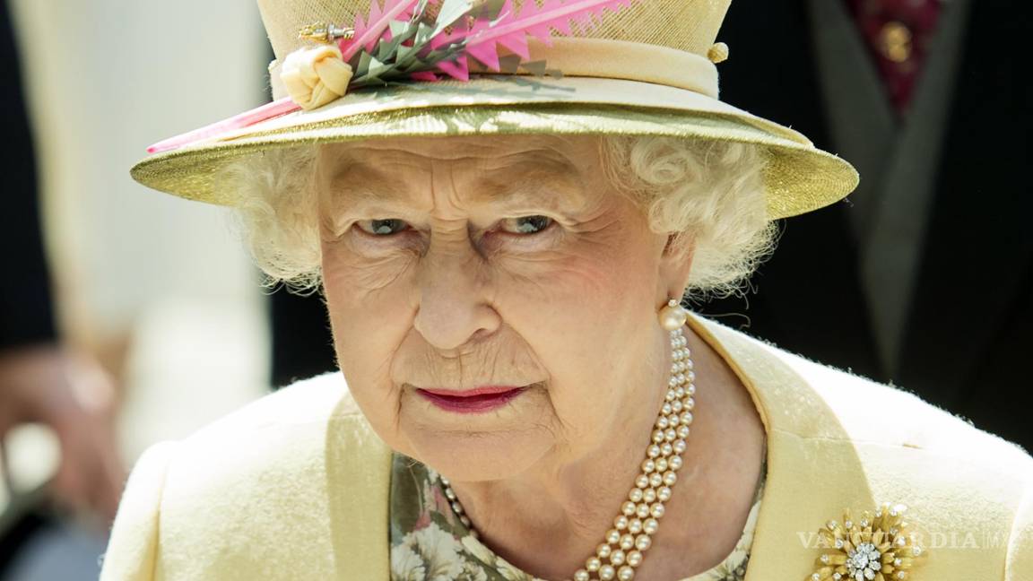 $!Imagen del 6 de junio de 2015 muestra a la reina Isabel II llegando para el día del Derby en el hipódromo de Epsom Down, en Epsom, en Londres, Gran Bretaña.