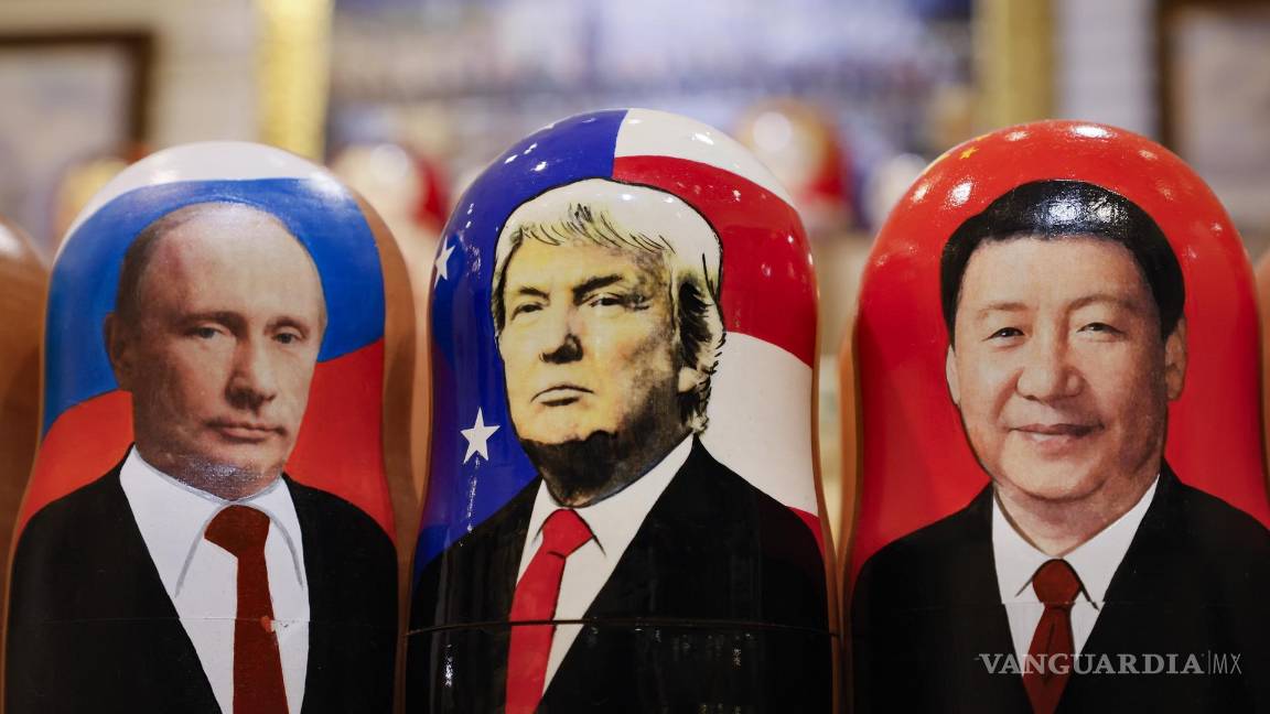 $!Las tradicionales muñecas rusas de madera Matryoshka, que representan al Donald Trump (c), Vladimir Putin (i.) y a Xi Jinping (d) en Moscú, Rusia.